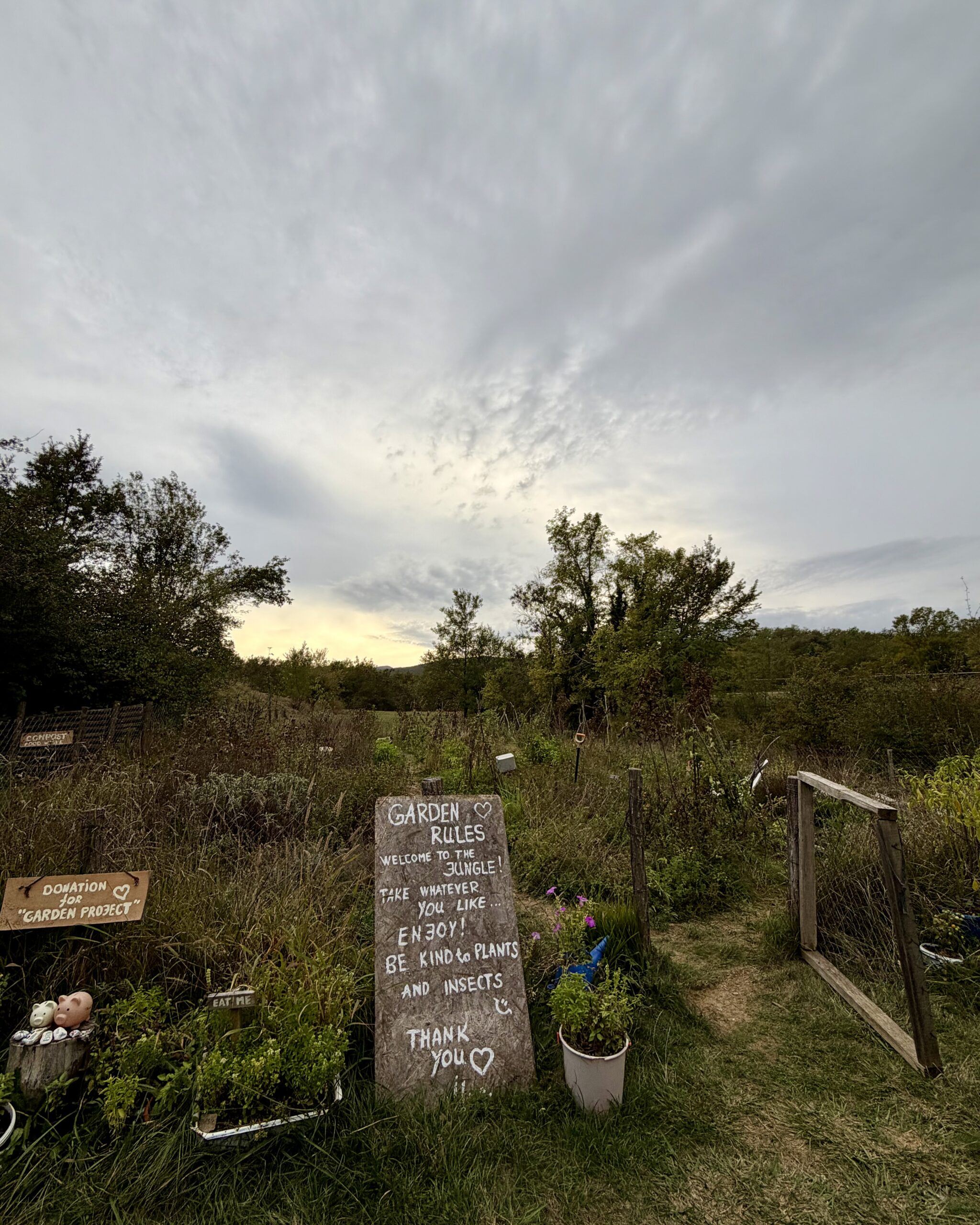 Naturgarten mit Hinweisschild zum Selbstbedienungs-Garten bei Camping Peruca