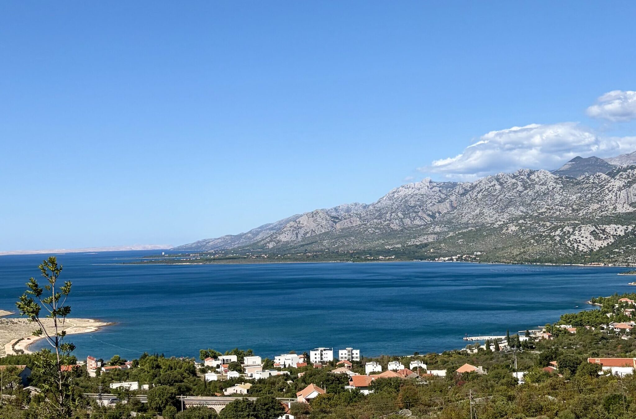 Blick über das Meer bei Zadar auf das Velebit-Gebirge