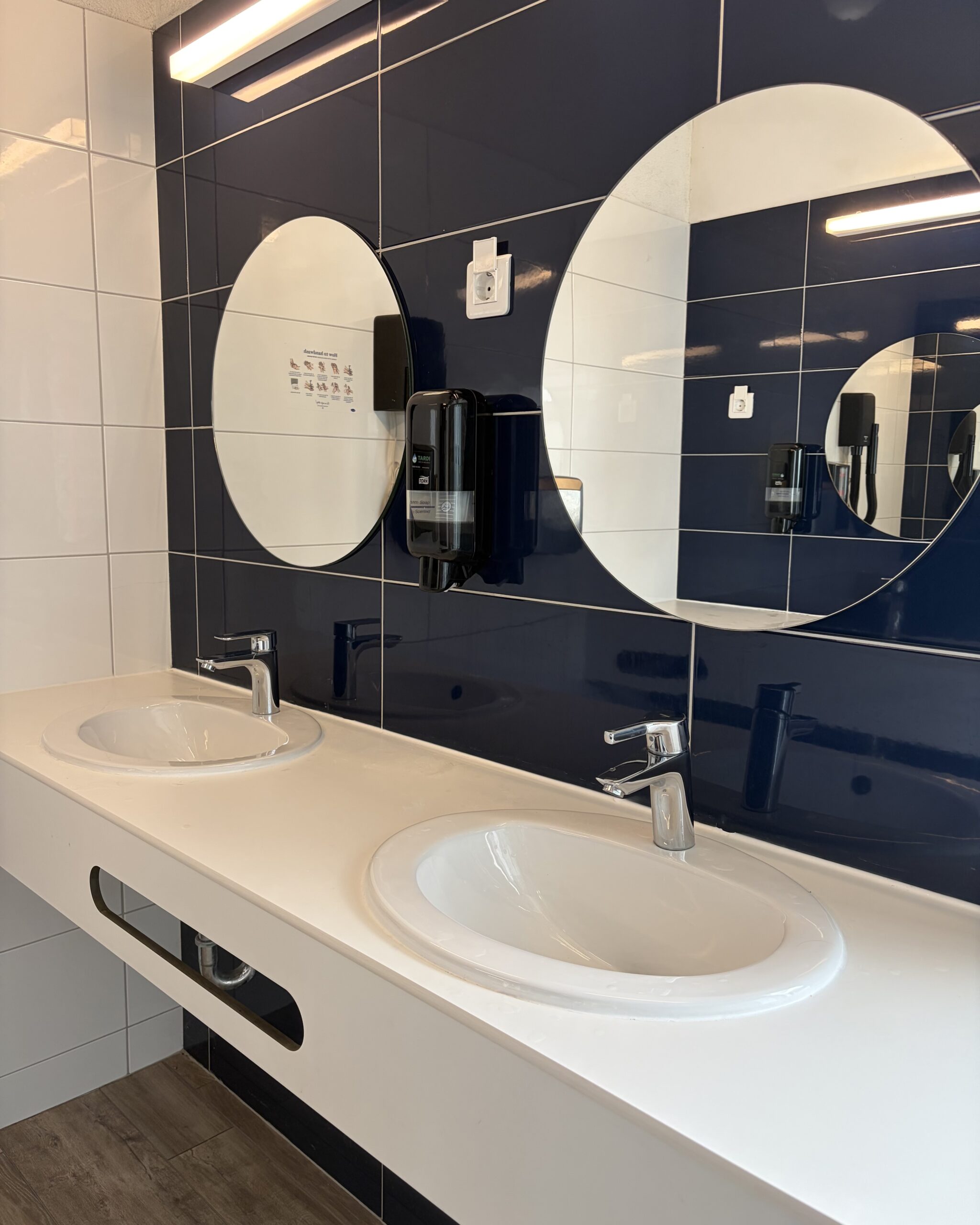 Moderne und saubere Waschbecken im Sanitärgebäude