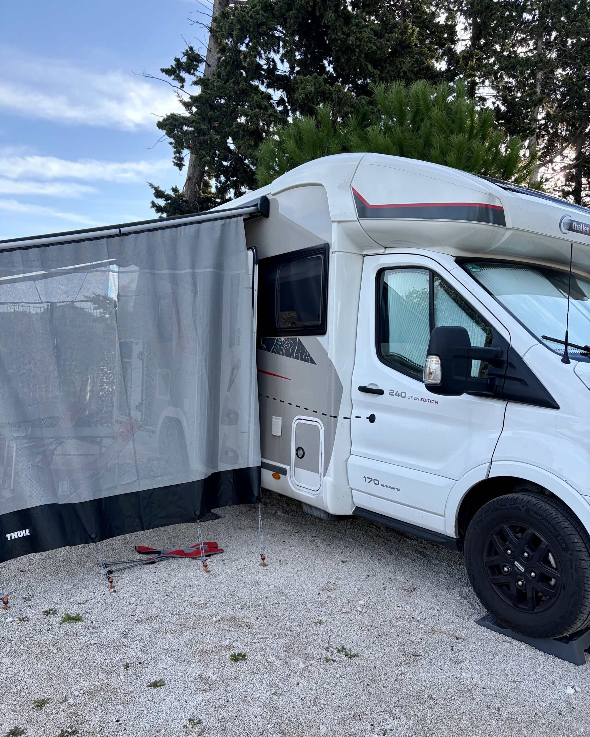 Wohnmobil auf einem parzellierten Kies-Stellplatz